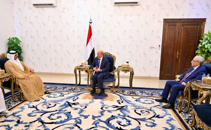 رئيس مجلس القيادة الرئاسي يستقبل في عدن سفير دولة الإمارات العربية المتحدة 