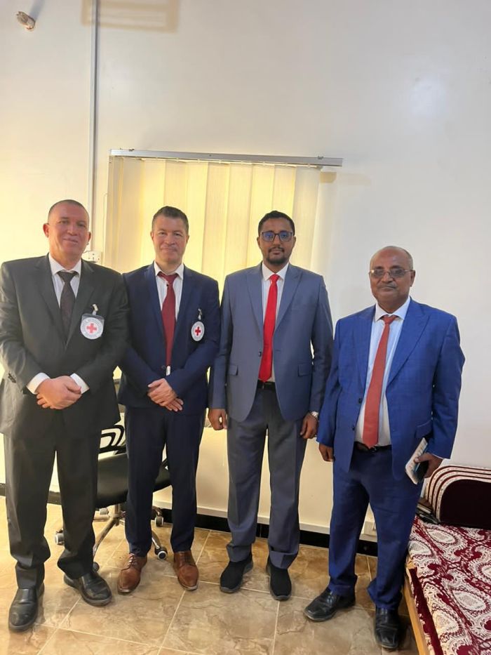 الحديدة.. القديمي يبحث مع بعثة اللجنة الدولية للصليب الأحمر تدخلاتها