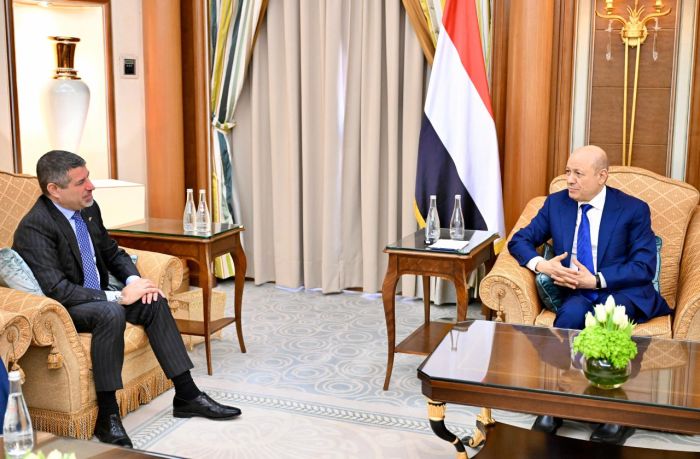 رئيس مجلس القيادة الرئاسي يستقبل سفير الولايات المتحدة