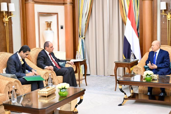 رئيس مجلس القيادة الرئاسي يستقبل السفير المصري 