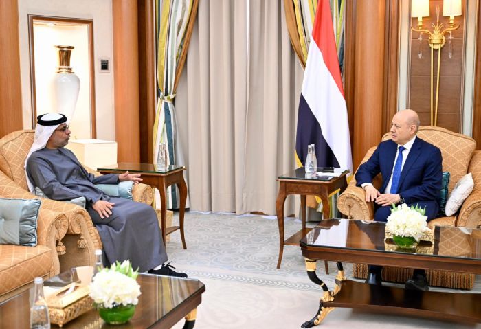رئيس مجلس القيادة الرئاسي يستقبل سفير دولة الإمارات العربية المتحدة 