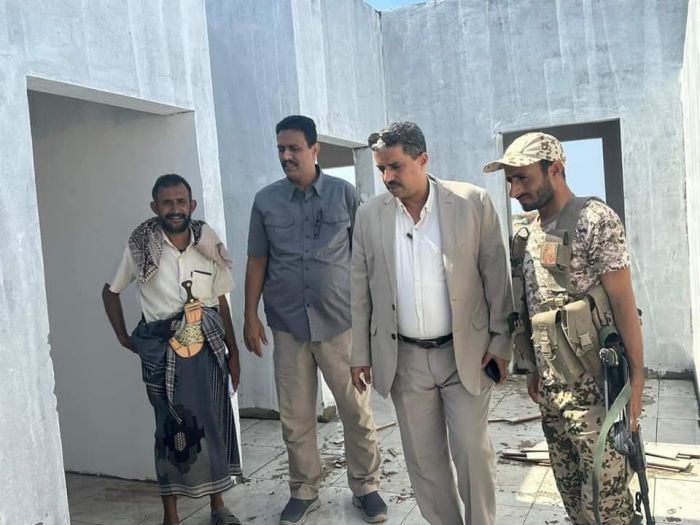 مدير المخا يتفقد أعمال إنشاء مدينة سكنية جديدة