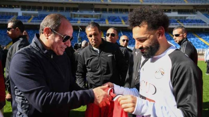 محمد صلاح يقدم قميص المنتخب إلى الرئيس السيسي 