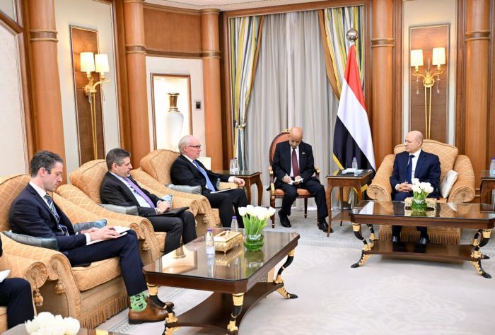 رئيس مجلس القيادة يستقبل مبعوث الولايات المتحدة الأمريكية 