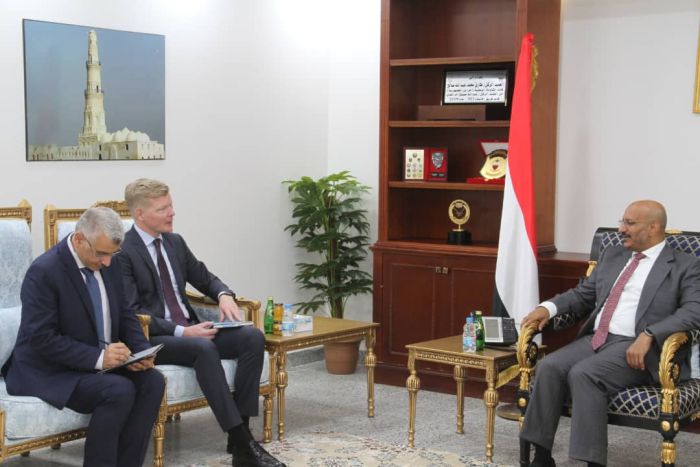 فيديو| طارق صالح يستقبل في المخا المبعوث الأممي لمناقشة جهود إحياء مسار السلام والوضع في البحر الأحمر