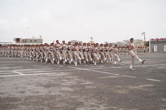 وزير الدفاع يحض على تعزيز وحدة الصف لمواجهة مليشيا الحوثي