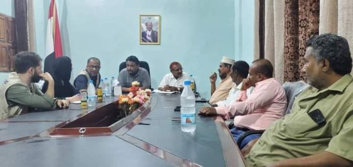 الحديدة..نائب مدير عام مكتب الصحة يناقش تدخلات منظمة مهاد الصحية بالخوخة