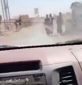 فيديو| مليشيا الحوثي تمنع بالقوة عبور المركبات عبر طريق مأرب- صنعاء