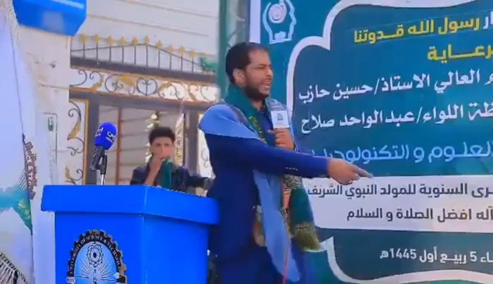 فيديو| قيادي في مليشيا الحوثي يهين العلم الوطني بصنعاء 