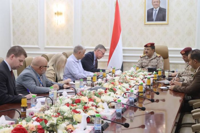 وزير الدفاع يناقش مع المستشار العسكري للمبعوث الأممي التصعيد الحوثي وتداعياته على مسار السلام 