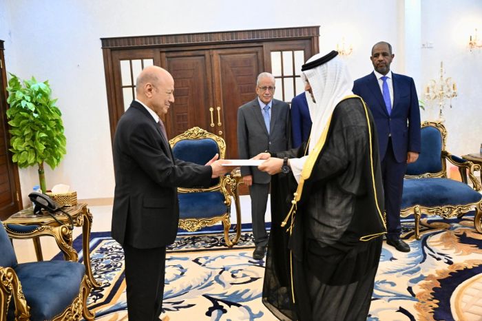 رئيس مجلس القيادة يتسلم في عدن أوراق اعتماد سفير مملكة البحرين