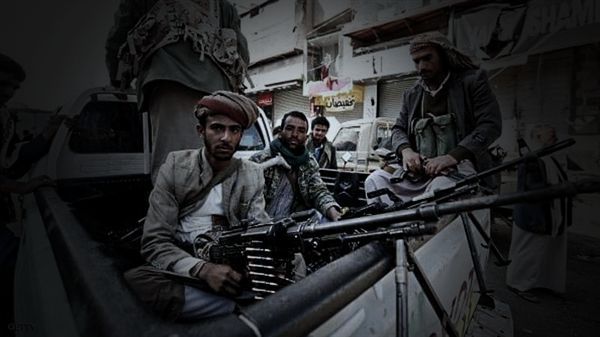 عصابة حوثية تنهب محل ذهب في مدينة الحديدة