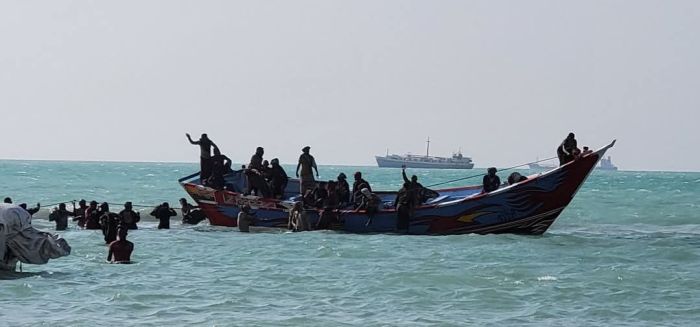 وصلوا إلى الخوخة.. السلطات الإريترية تفرج عن 37 صيادًا يمنيًا