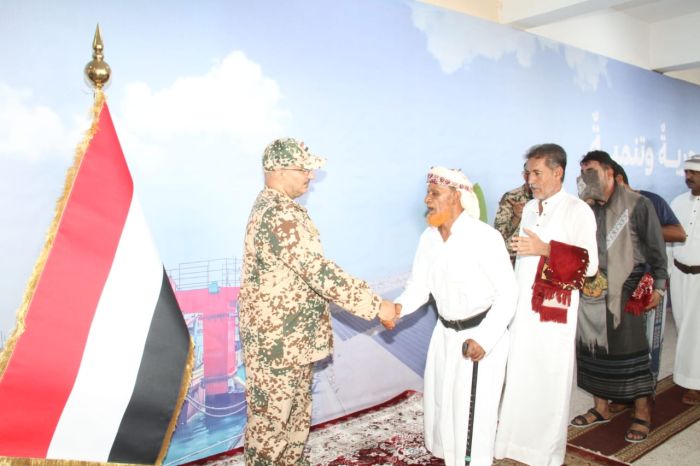 طارق صالح يستقبل في المخا جموع المواطنين ويتبادل معهم التهاني العيدية