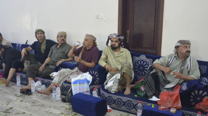 المخا.. قيادات سياسية وعسكرية وأمنية واجتماعية تقدم وأجب العزاء لأولاد الشيخ الرويشان