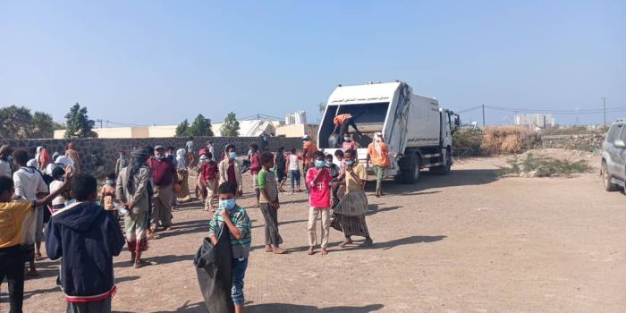 السلطة المحلية بالمخا تدشن حملة نظافة استعدادًا لإحياء ثورة الثاني من ديسمبر