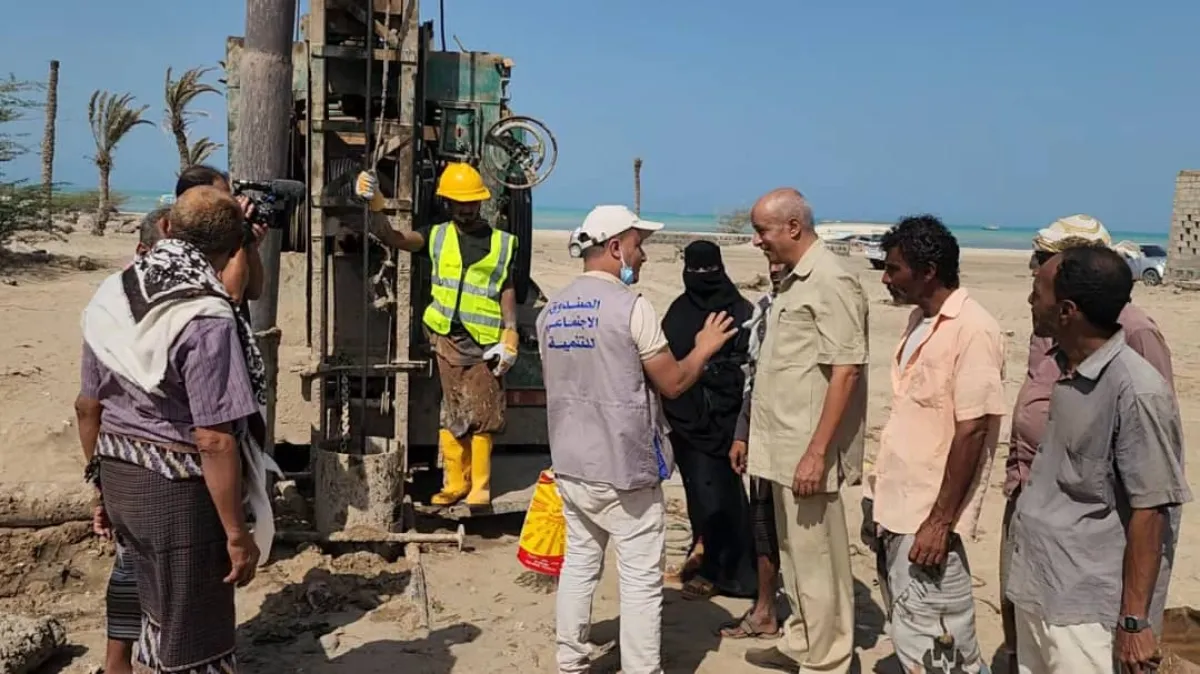 تعز.. مدير عام المخا يدشّن العمل بأول مشروع تحلية مياه في المديرية بدعم ألماني