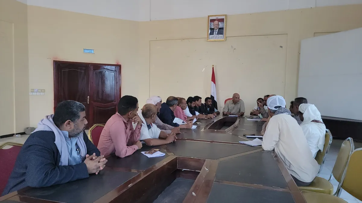 تنفيذي المخا يناقش الاستعدادات النهائية لتدشين أول الرحلات التجارية بالمطار الدولي