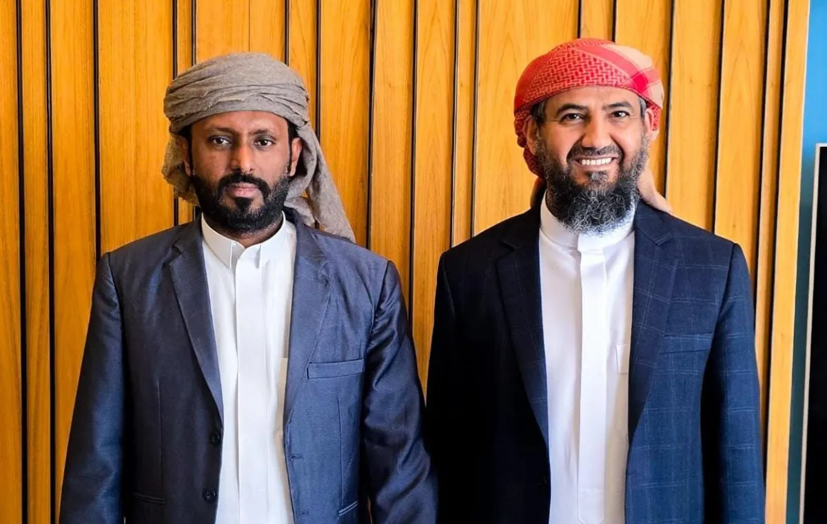 المحرّمي خلال لقائه رئيس حلف قبائل حضرموت: الظروف الراهنة تستوجب خطابًا عقلانيًا ومسؤولًا