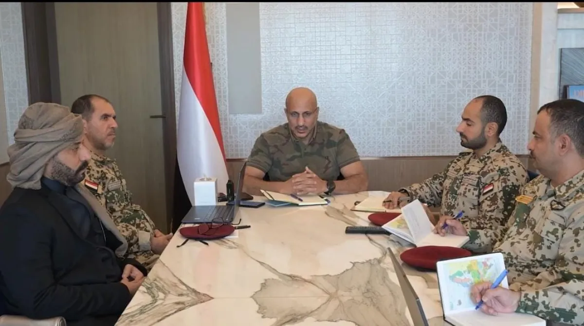 فيديو| الفريق طارق صالح يترأس اجتماعًا عسكريًا موسعًا ويشدد على الجاهزية القصوى في جبهات الساحل الغربي