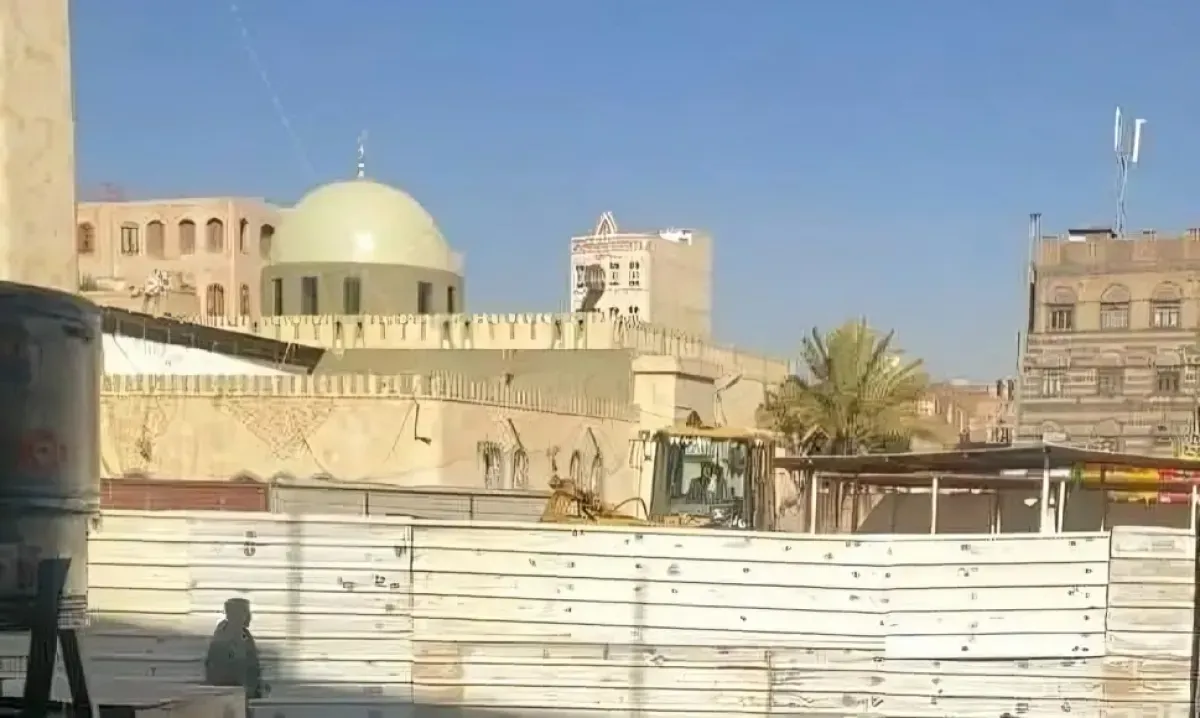 الحوثيون يعاودون تشييد محال تجارية في ساحة جامع المشهد بصنعاء