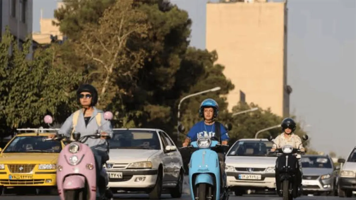 إيران تسمح للنساء بقيادة الدراجات النارية