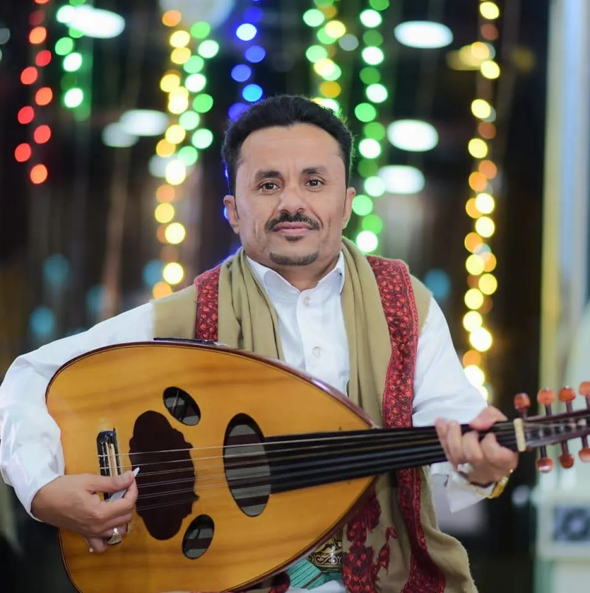 اعتداء حوثي على فنان وإحراق آلته الموسيقية أثناء إحيائه حفل زفاف في عمران