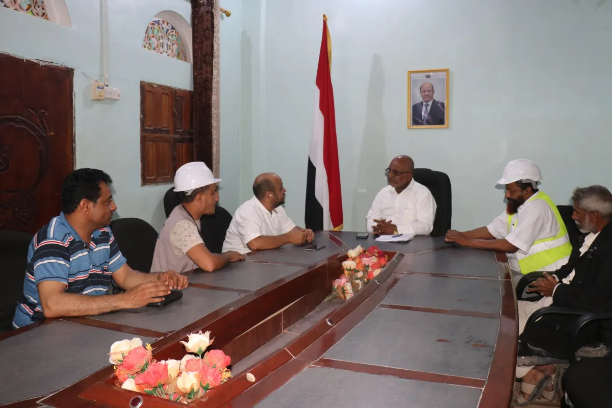 الحديدة.. السلطة المحلية في الخوخة تبحث مع الصندوق الاجتماعي للتنمية تدخلات خدمية جديدة