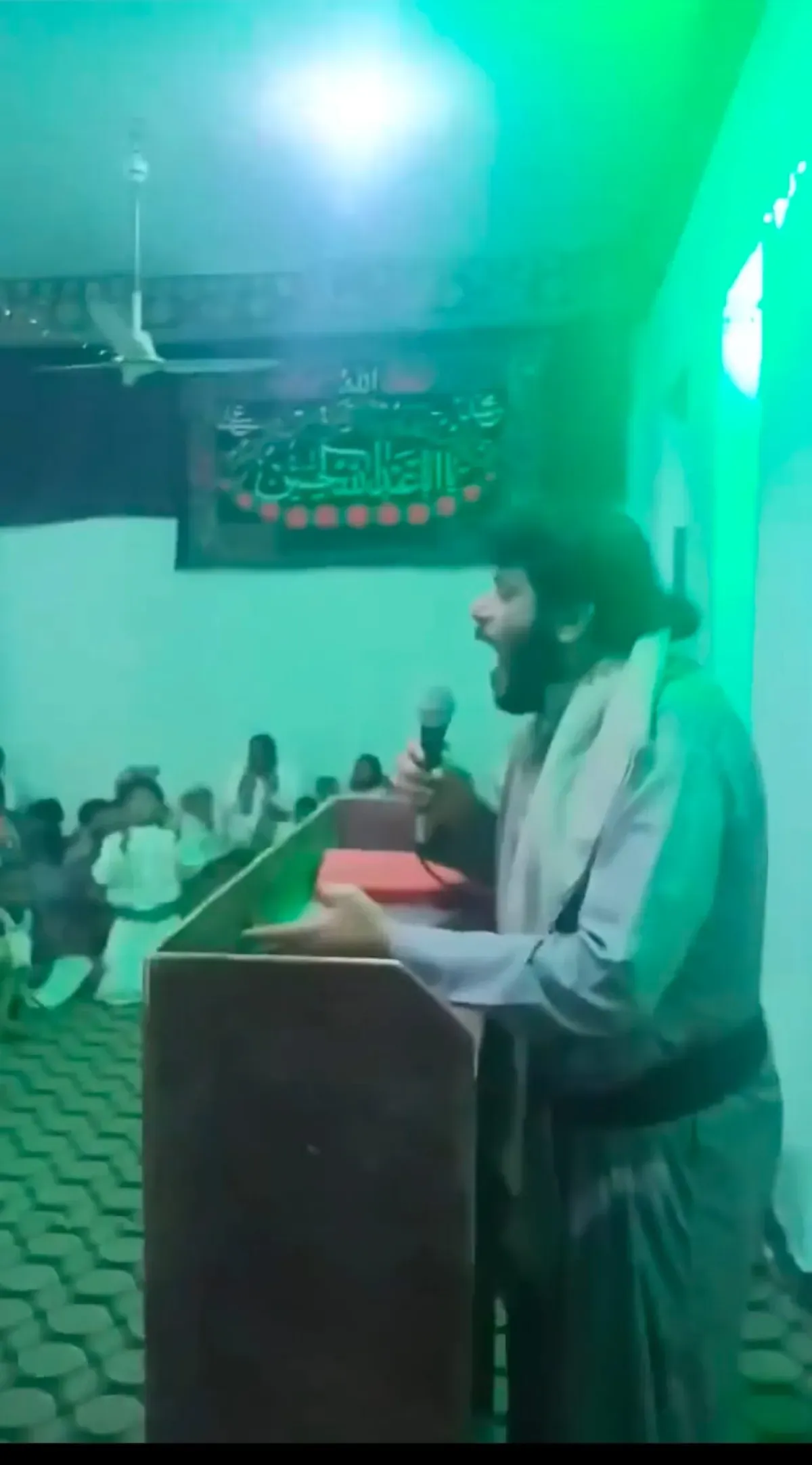 مشاهد جديدة لطقوس "اللطم" في أحد مساجد الجوف