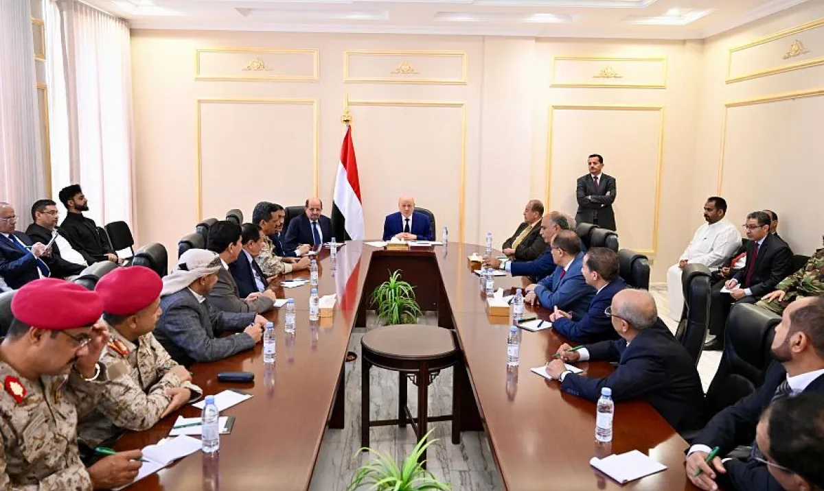 رئيس مجلس القيادة يؤكد خلال لقائه قيادات من الضالع أهمية الشراكة لبناء المستقبل وردع تهديدات الحوثيين