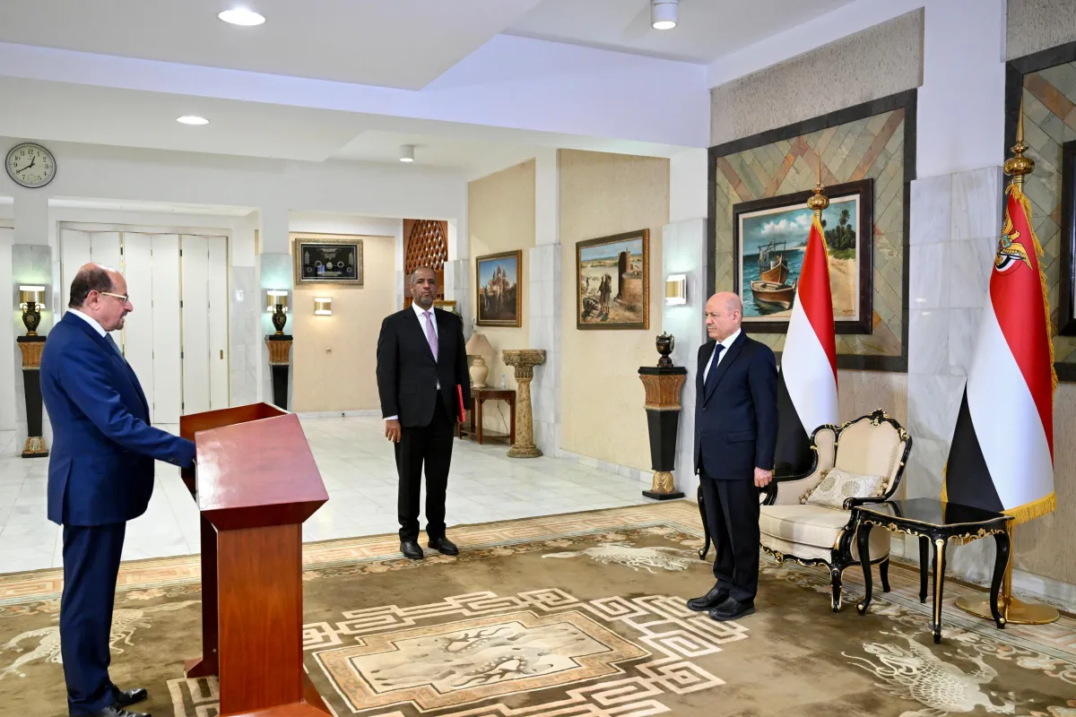 الحكومة تؤدي اليمن الدستورية أمام رئيس مجلس القيادة الرئاسي