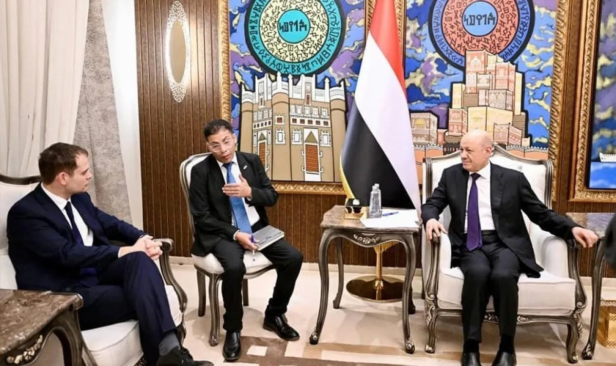 رئيس مجلس القيادة يبحث مع وزير الدولة البريطاني دعم الحكومة لمواجهة إرهاب الملاحة