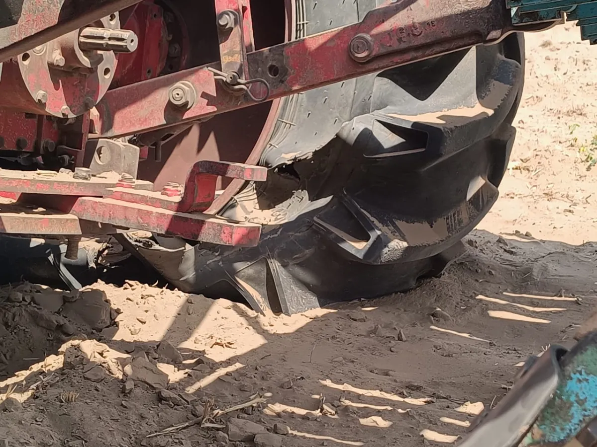 إصابة مواطن وإعطاب حراثة بانفجار لغم حوثي في حيس جنوبي الحديدة