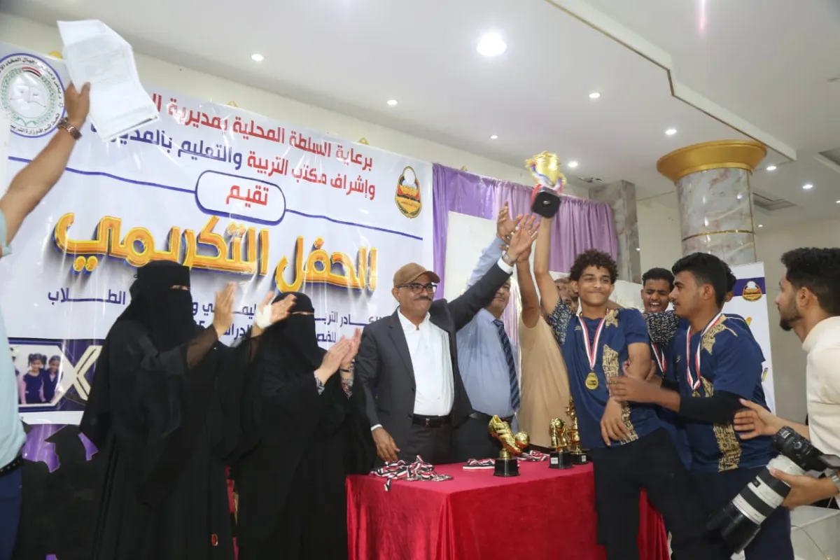 بحضور المسعودي والنشيري.. مدارس أجيال المخا تكرّم كوادرها وأوائل الطلاب