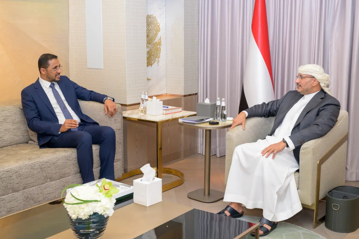 طارق صالح يلتقي وزير الدولة القديمي ويشيد بالدور النضالي لأبناء تهامة