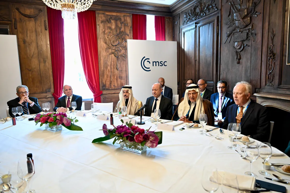 رئيس مجلس القيادة يدعو إلى إدماج اليمن في مجلس التعاون الخليجي