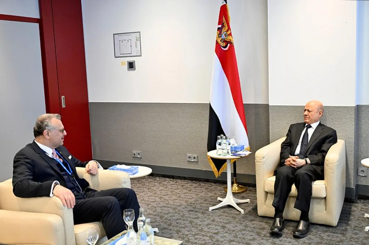 العليمي يبحث في ميونيخ مع كبير مستشاري الرئيس الأمريكي دعم الدولة وردع التهديد الإيراني