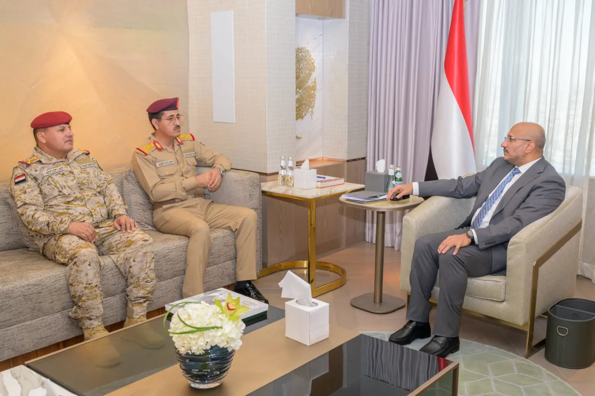 فيديو| طارق صالح يستعرض مع وزير الدفاع أولويات المرحلة وسبل تعزيز البناء المؤسسي للقوات المسلحة