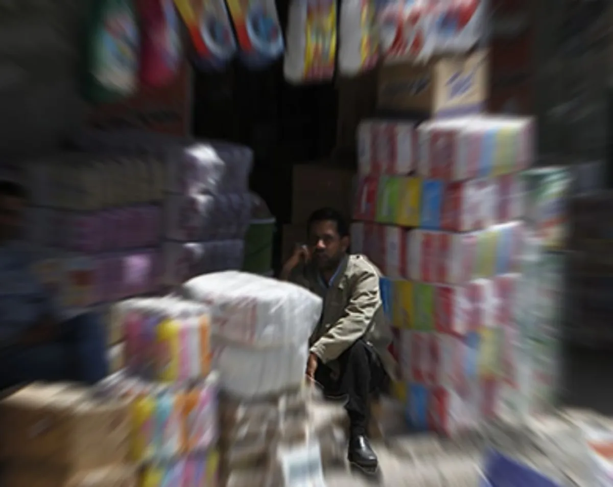 أزمة معيشية خانقة في مناطق سيطرة الحوثيين.. صيدلي يكشف حجم الانهيار قبيل رمضان