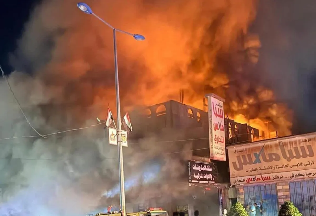 وفاة طفل وإصابة 22 إثر حريق في مركز تجاري بمأرب