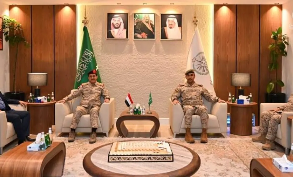 وزير الدفاع يناقش مع قائد القوات المشتركة دعم القوات اليمنية