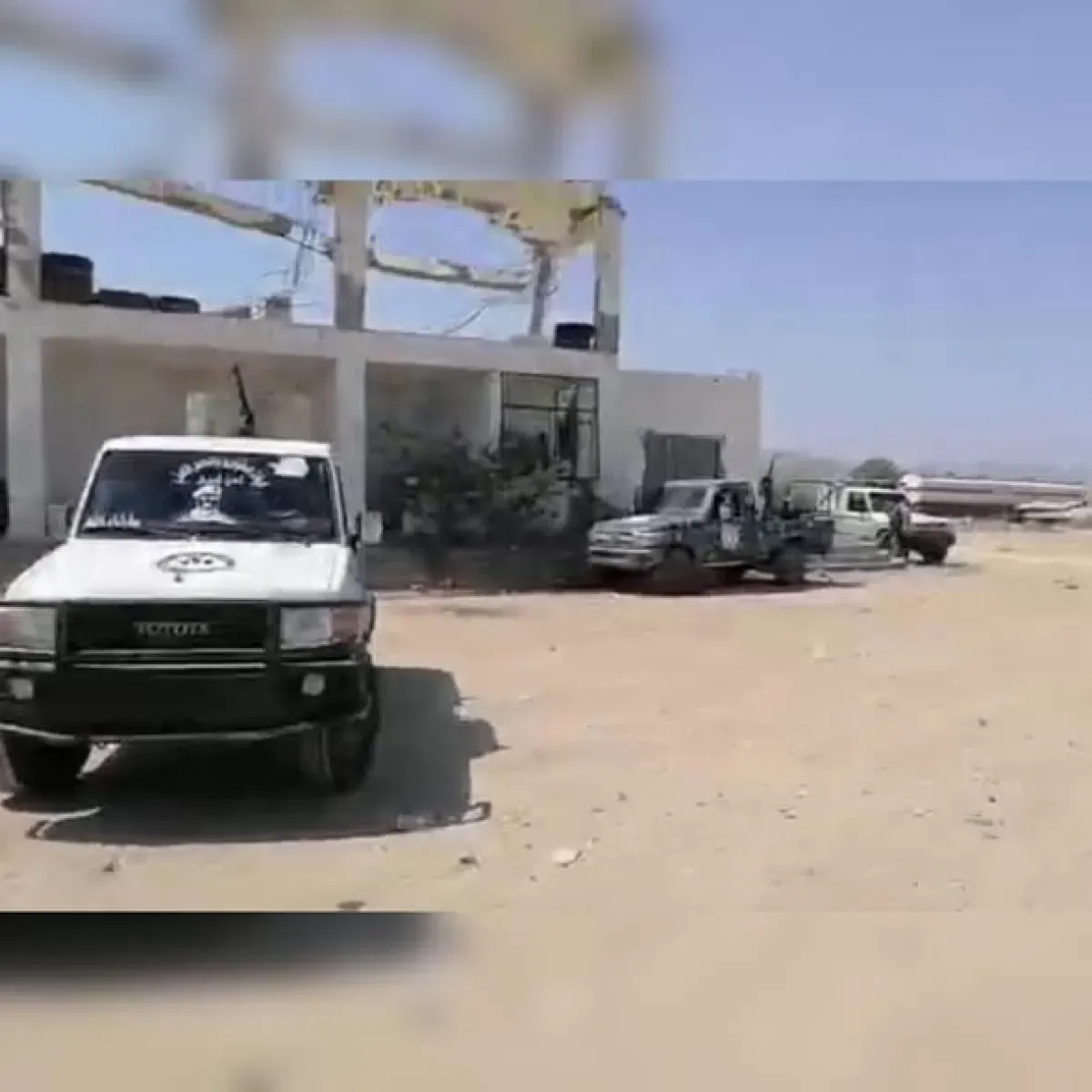 أمن أبين يزيل نقاطًا غير قانونية بمركز المحفد ويعيد فتح الطريق