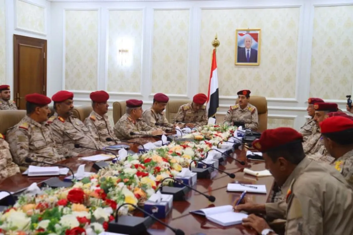 وزير الدفاع يشدد في اجتماع موسع بعدن على تقييم الأداء وتفعيل الرقابة وتعزيز الحوكمة الإلكترونية