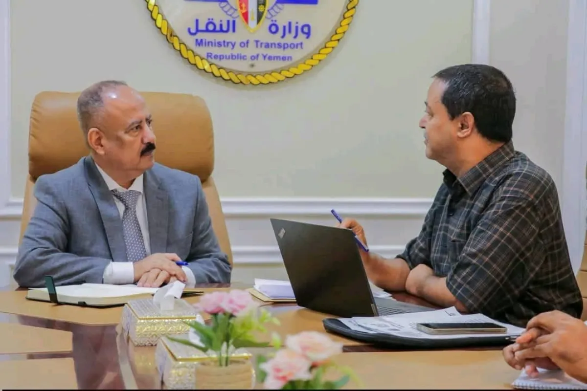 وزير النقل يؤكد أهمية ميناء المخا ويشدد على دعم إعادة تأهيله وتشغيله