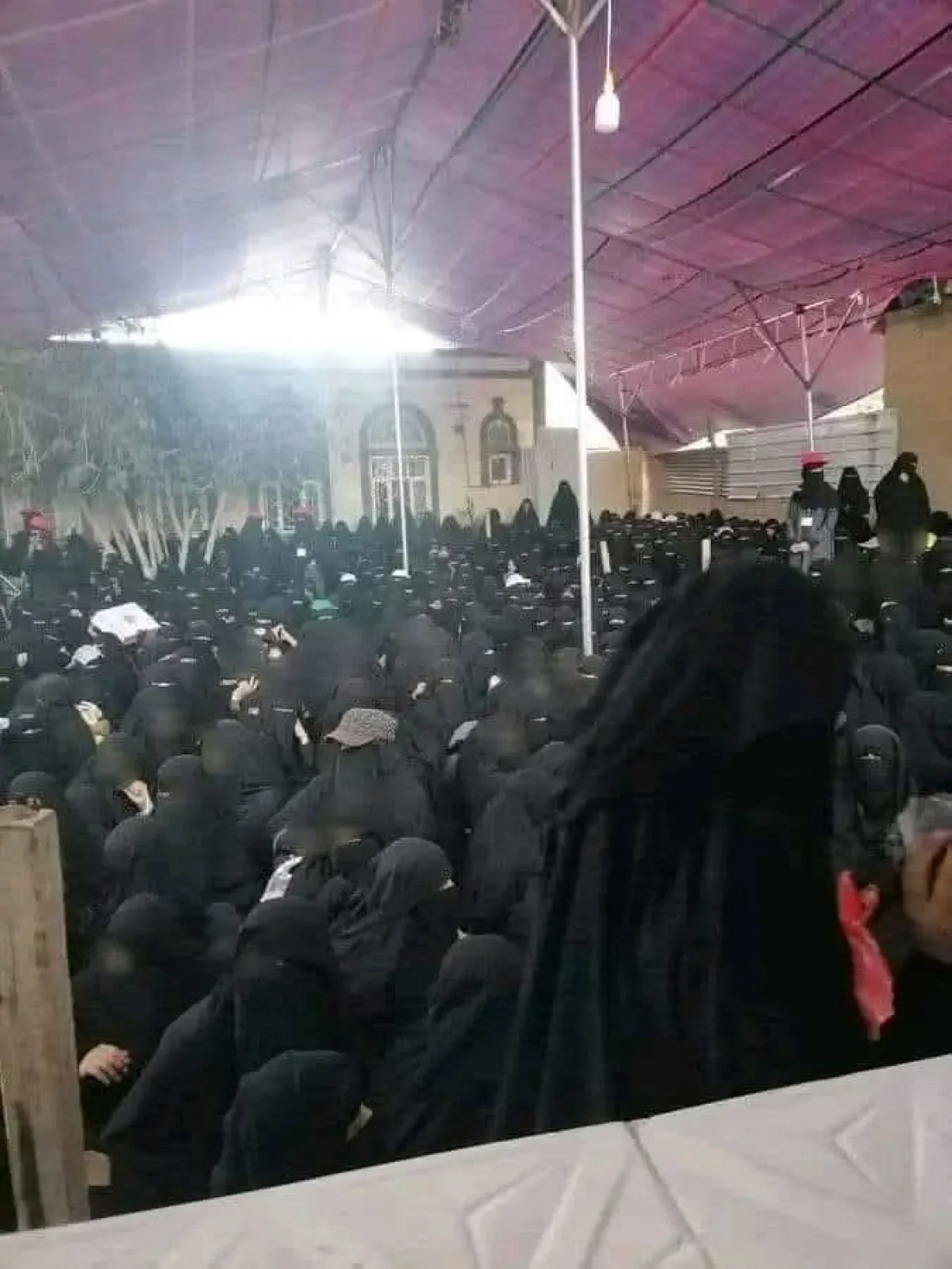 طوابير الجوع.. صور توثق مأساة نساء ينتظرن لقمة يسيرة أمام مطابخ خيرية في إب