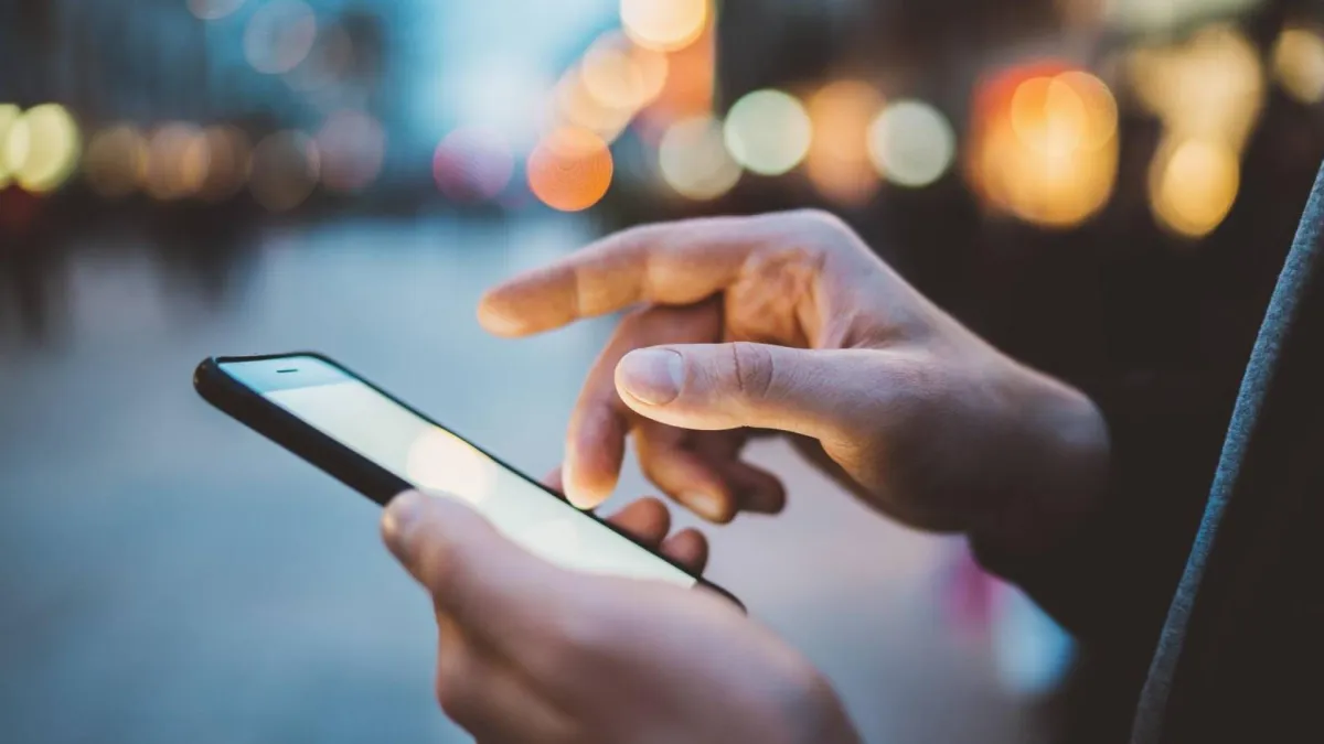 على وقع التصعيد الأمريكي الإيراني.. رسالة مجهولة على الهواتف تثير القلق بإيران