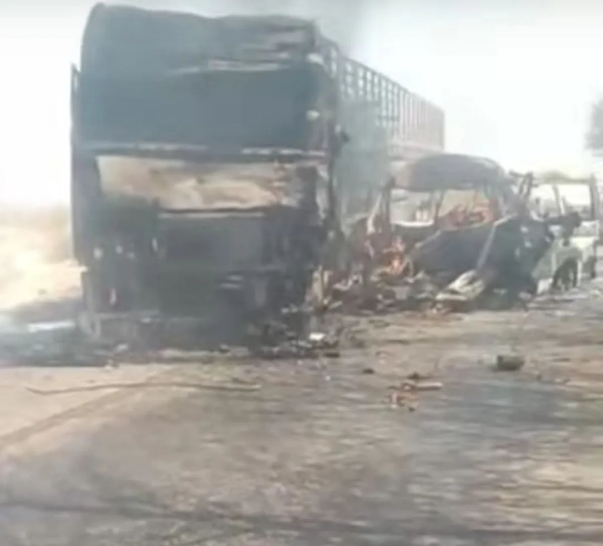 وفاة 16 شخصًا في احتراق حافلة ركاب بعد تصادمها بشاحنة في أبين
