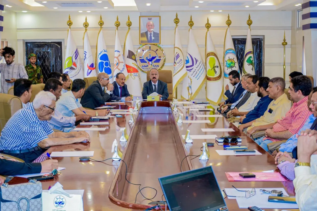 وزير النقل يؤكد دعم القطاع الخاص ويوجّه بتسهيل الحركة الملاحية في عدن