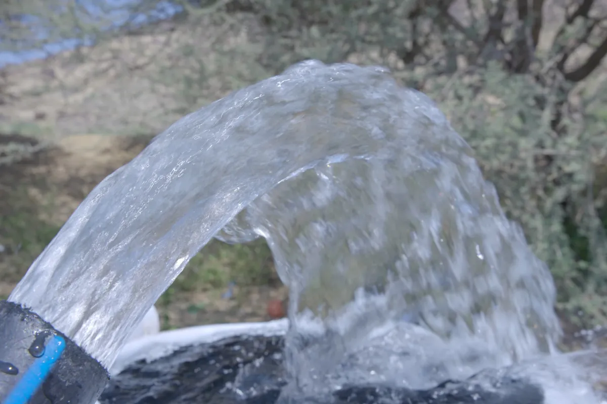 استجابة لمناشدة الأهالي.. الخلية الإنسانية تنفذ مشروع مياه لأهالي قرية الأغبرة بلحج