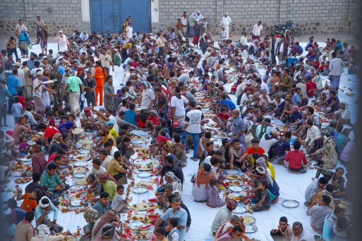 الخلية الإنسانية تنظم مشروع الإفطار الجماعي الخامس في مديرية المخا